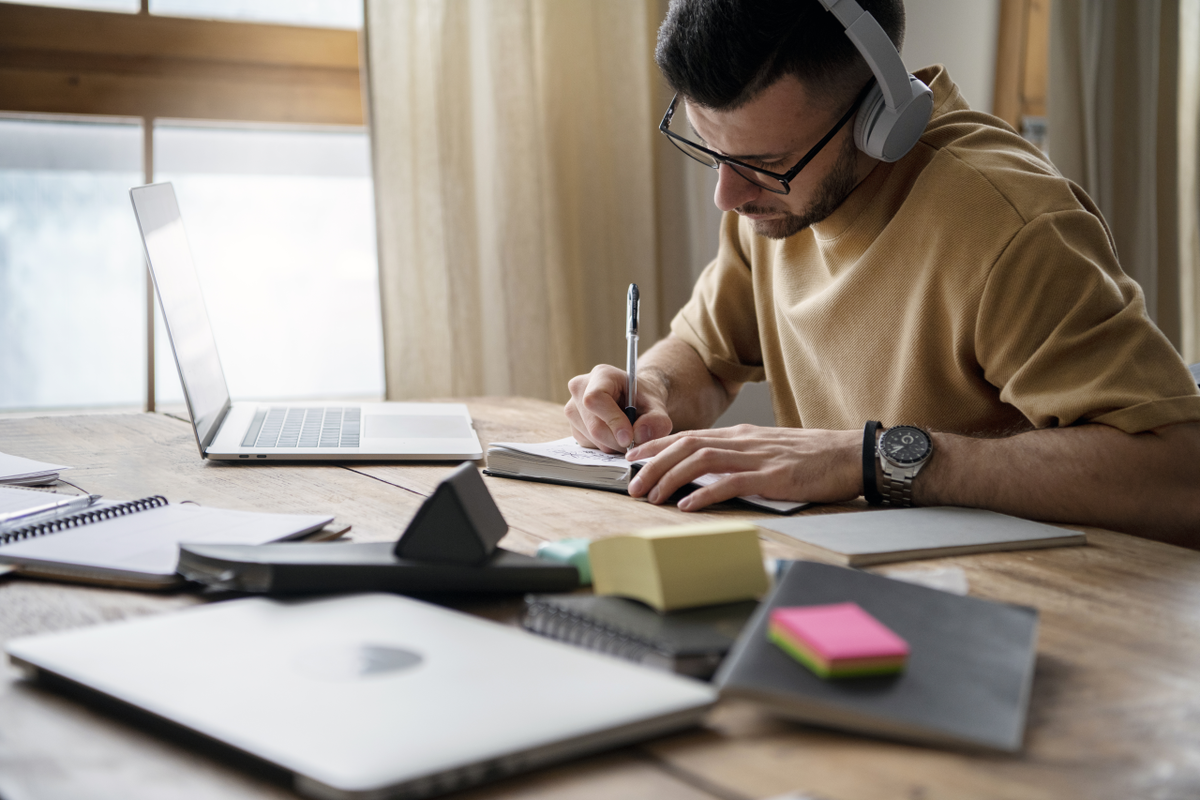 Upskilling- junger-Mann-beim-lernen