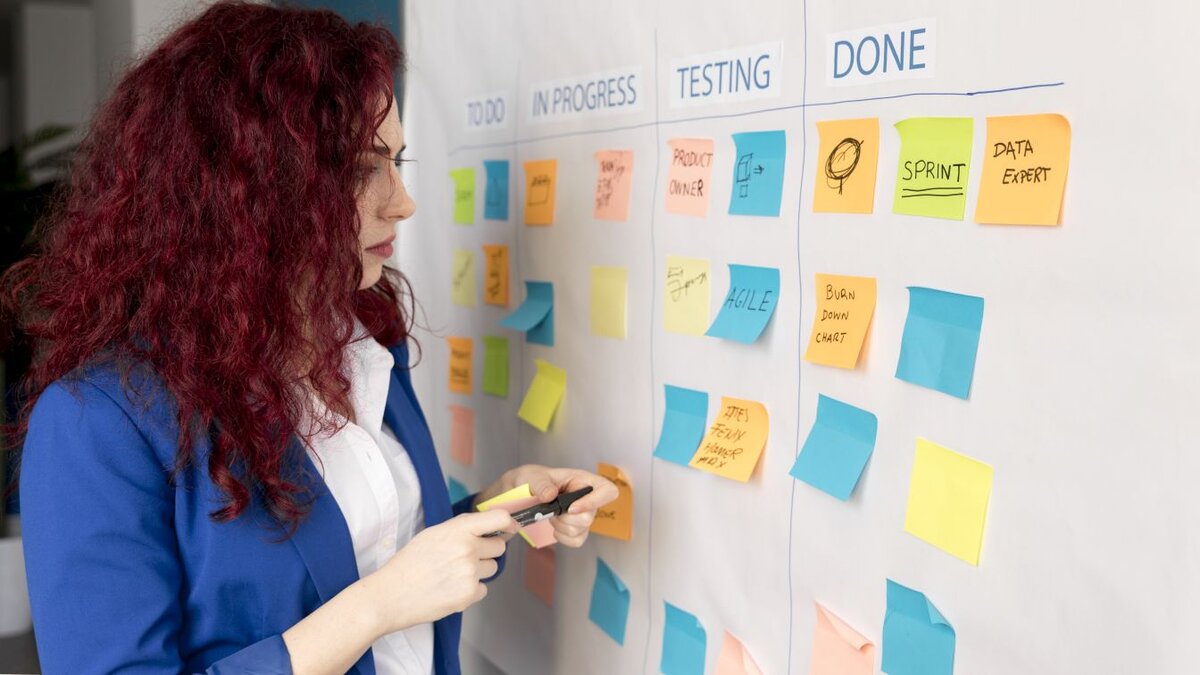 erwachsene-frau-die-scrum-methode-plant